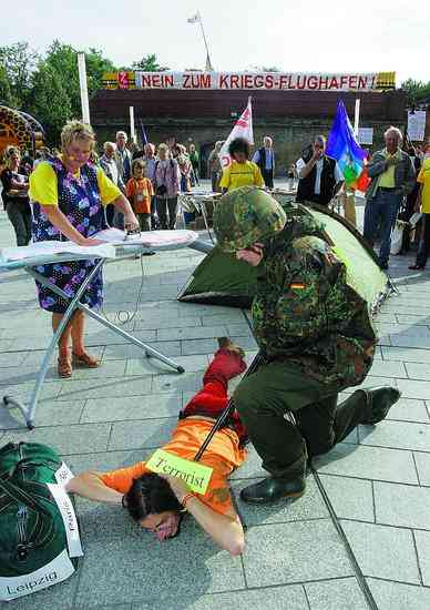 Street theatre with Flughafen natofrei