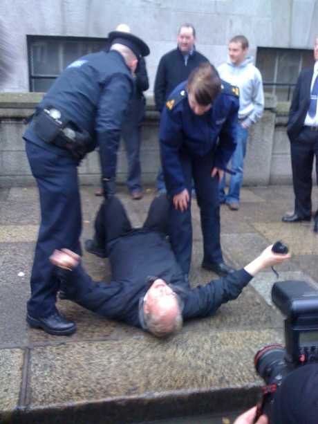 Lone angry protester knocked to ground while blocking minister car