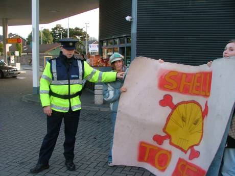 This Garda unsuccesffuly tried to rob this carpet banner