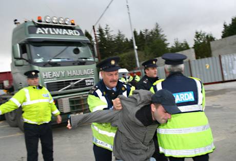 Heavy haulage: later at the main gate of the refinery site