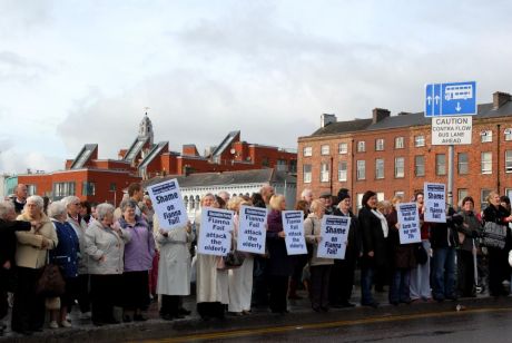 Crowds begin to gather on Patrick's Bridge