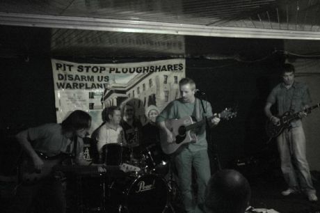 Click on image to see full-sized version Paul and the band - kicking it up a notch