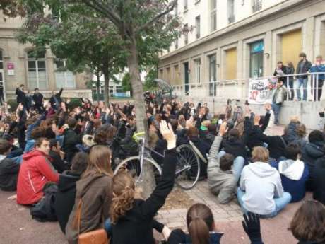 Students at Sciences-Po Lyon held a general assembly to determine whether or not to block their university building in coming days.