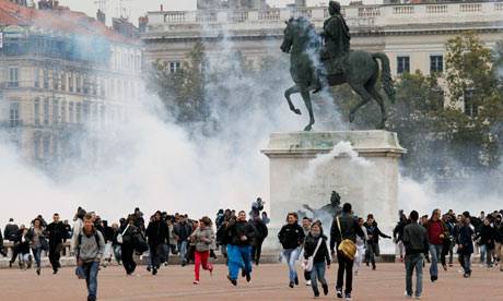 Protesters clash with police in Lyon
