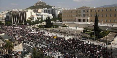 Syntagma square emptied by police brutality, even reporters beaten