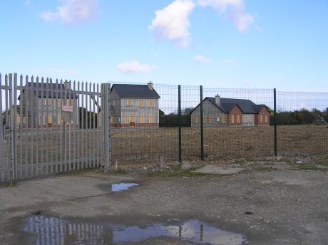 fencedoff_ghostestate_bridgetown_co_wexford_apr2012.jpg