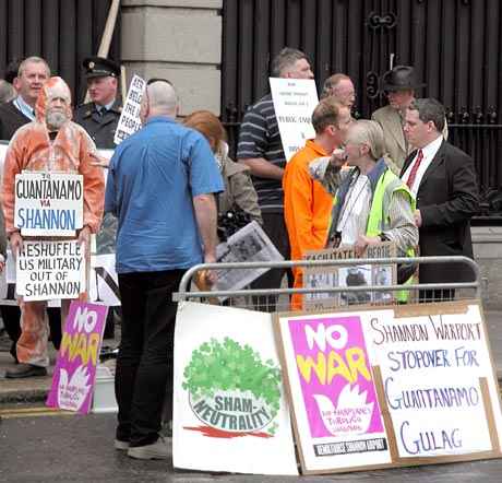 Aengus O'Snodaigh, TD Sinn F�in (on right)