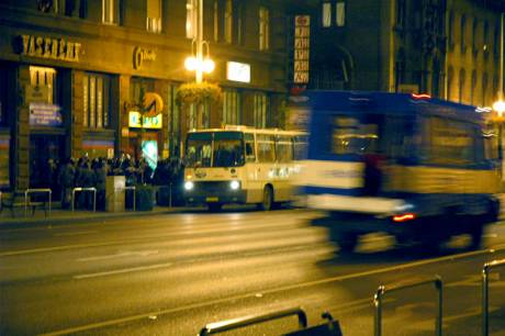 Riot cops get off busses