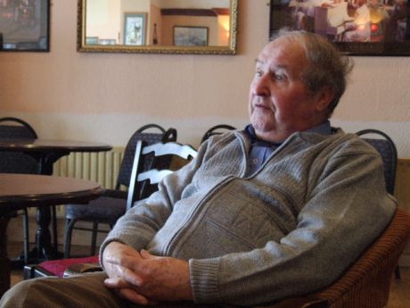 Sorley Largey, proprietor, having a chat with the organisers after this morning's meeting of Cooley Environmental and Health Group in The Strand Hotel, Omeath.