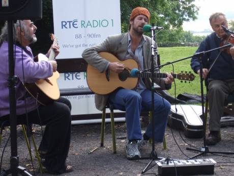 Steve Cooney and Liam O Maonlai singing Money mad mile