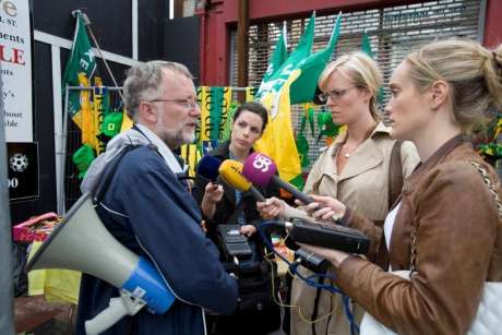 leafleting_090830_6.jpg