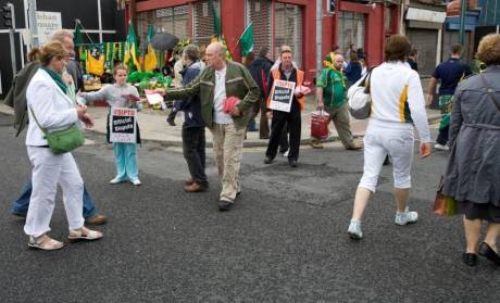 leafleting_090830_8.jpg