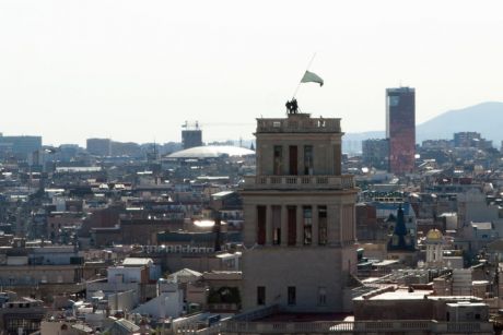 3 o clock, Mossos illegally evict the squatted bank and haul down the pirate flag