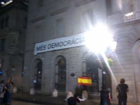 the spanish nationalist flag from the civil war - no crest. simple is as simple was. this well known man of the far right is in front of BCN city hall. 